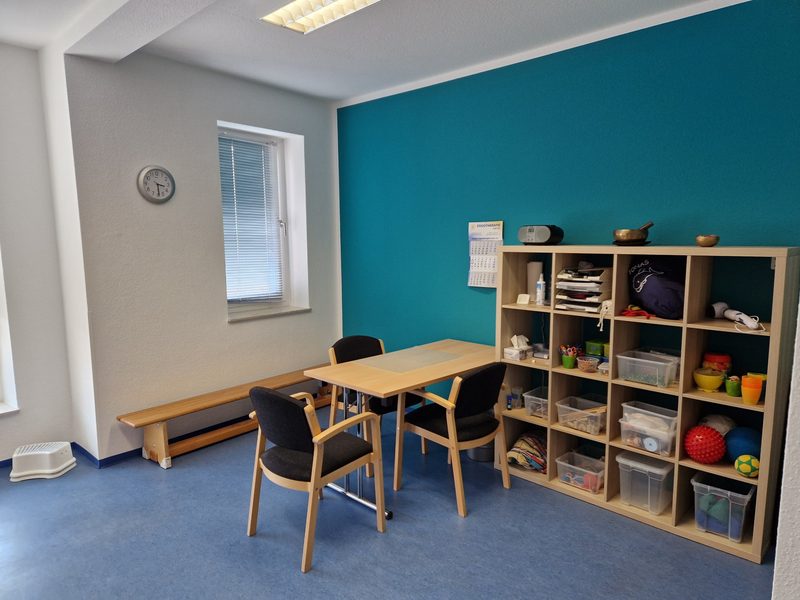 Therapieraum mit Tischarbeitsplatz